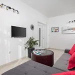 بيت ضيافة And With Parking Space - 17589